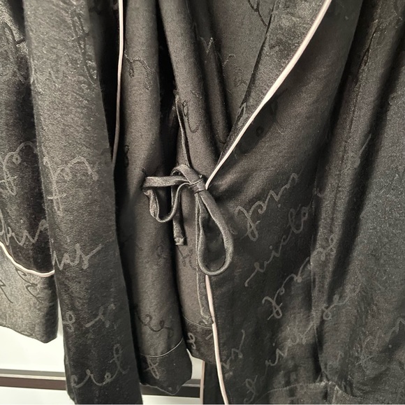 𝅺Victoria Secret Black Satin Robe with Ballet Pink Trim Women’s Lingerie - Picture 13 of 16